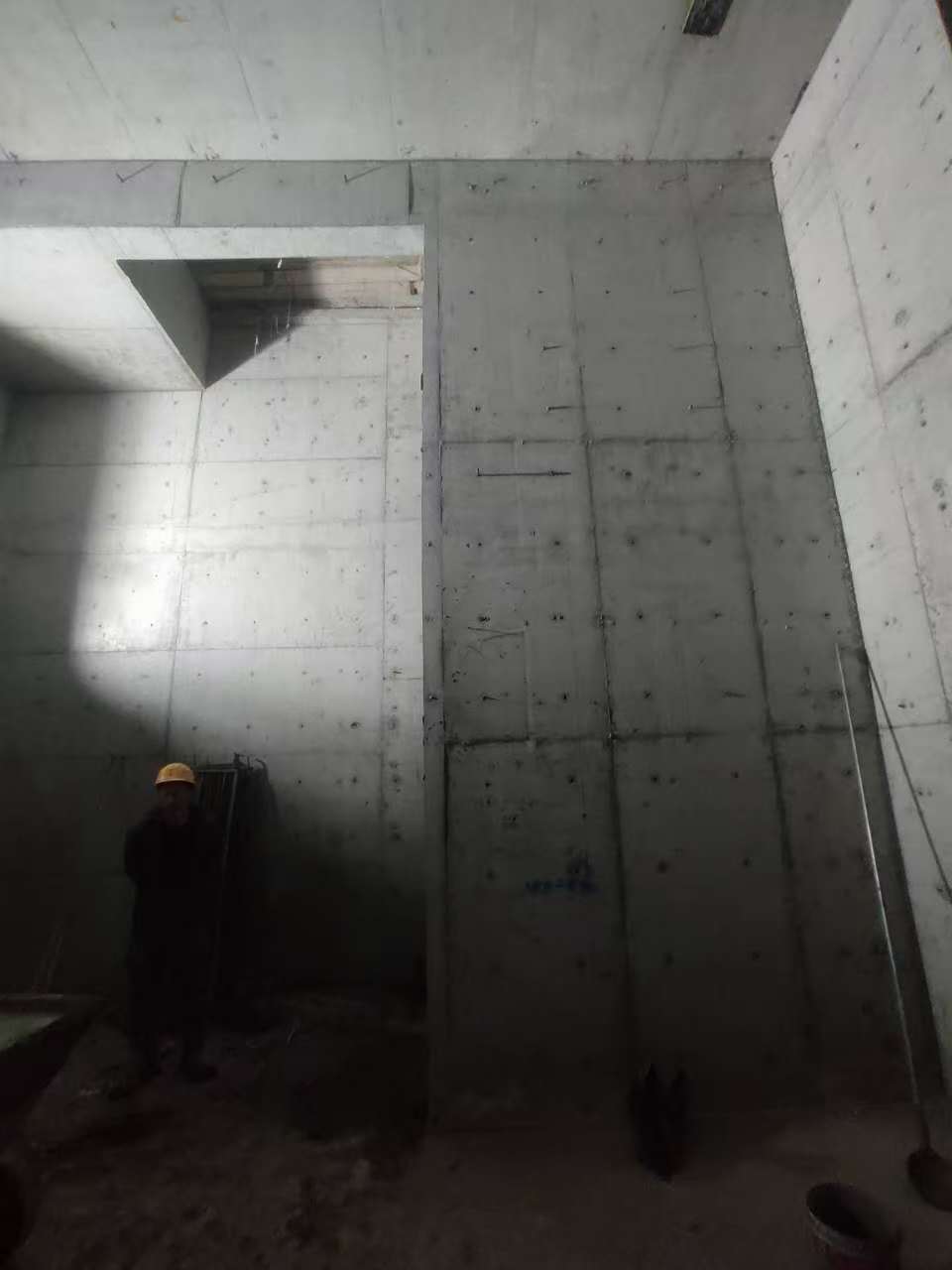 南皮墙上开槽钢筋断了有影响吗